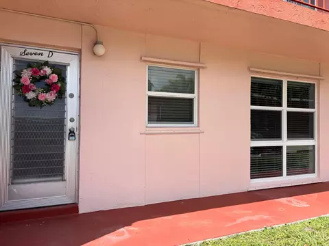 7 Golfs Edge #D, West Palm Beach, FL 33417