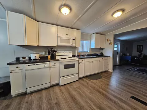 Kitchen - 3222 SE 34th Ave, Okeechobee, FL 34974 photo 2 of 4