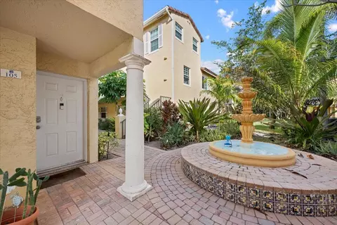 1015 Lake Shore Dr #105, Lake Park, FL 33403