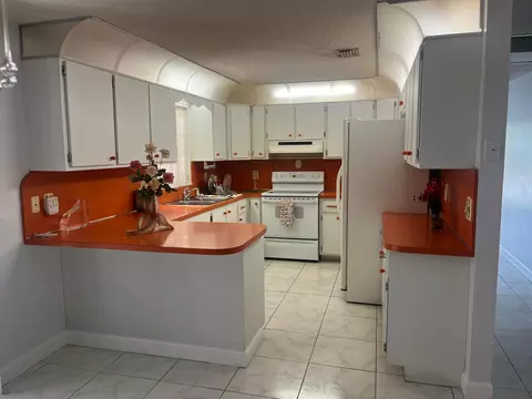820 W Lakewood Rd, West Palm Beach, FL 33405
