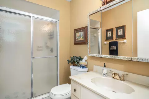 Bath - 3833 Edgewater Dr, Sebring, FL 33872 photo 3 of 4