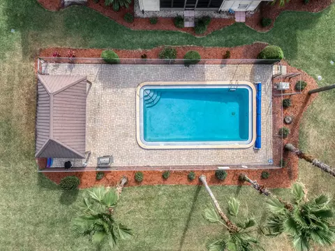 Exterior - 3833 Edgewater Dr, Sebring, FL 33872 photo 7 of 12