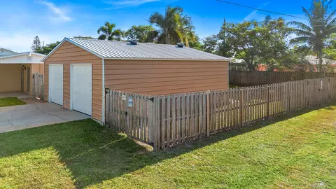 3194 SE Jefferson St, Stuart, FL 34997 photo 2