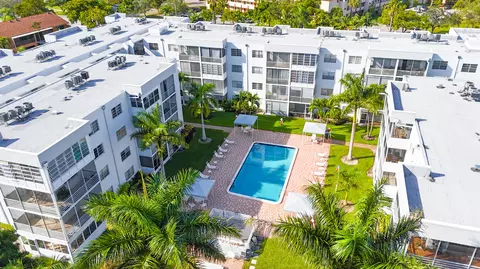 3000 Sunrise Lakes Dr E #204, Sunrise, FL 33322