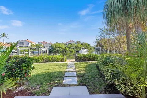 Exterior - 17036 Bay St, Jupiter, FL 33477 photo 7 of 11