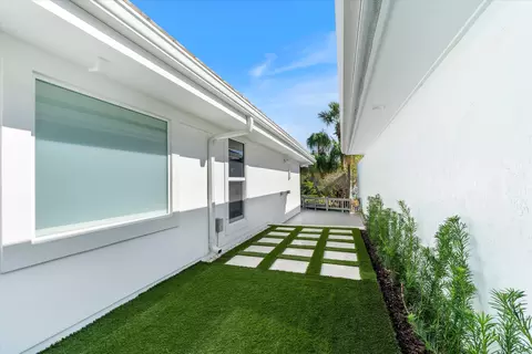 Exterior - 17036 Bay St, Jupiter, FL 33477 photo 3 of 11