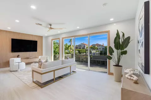 Living - 17036 Bay St, Jupiter, FL 33477 photo 5 of 7