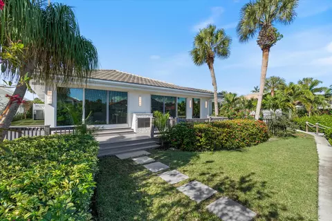 Exterior - 17036 Bay St, Jupiter, FL 33477 photo 9 of 11
