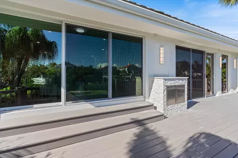 Exterior - 17036 Bay St, Jupiter, FL 33477 photo 6 of 11