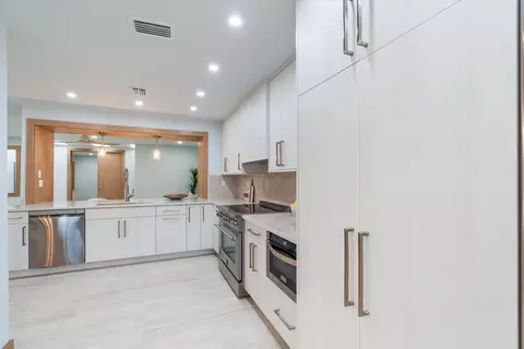 Kitchen - 17036 Bay St, Jupiter, FL 33477 photo 6 of 6