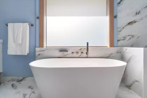 Bath - 17036 Bay St, Jupiter, FL 33477 photo 3 of 7