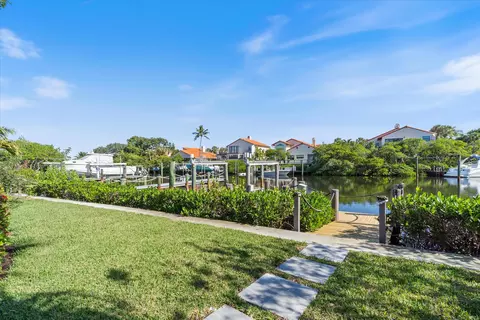 Exterior - 17036 Bay St, Jupiter, FL 33477 photo 8 of 11