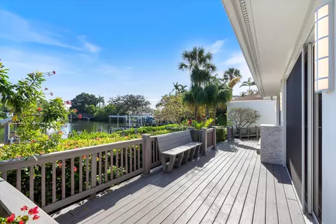 Exterior - 17036 Bay St, Jupiter, FL 33477 photo 4 of 11