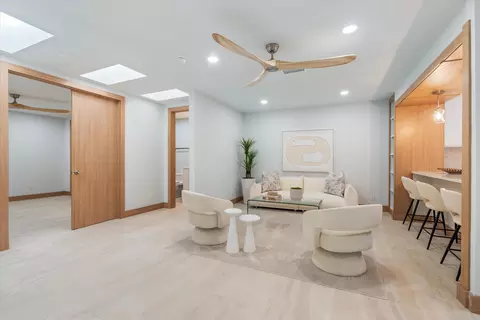 Living - 17036 Bay St, Jupiter, FL 33477 photo 2 of 7
