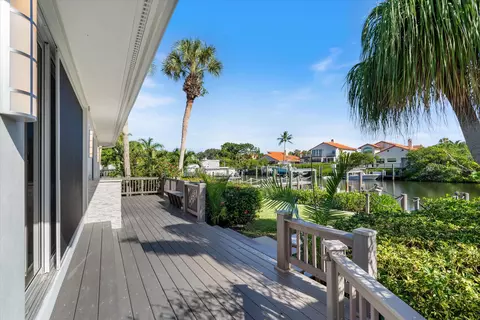 Exterior - 17036 Bay St, Jupiter, FL 33477 photo 5 of 11