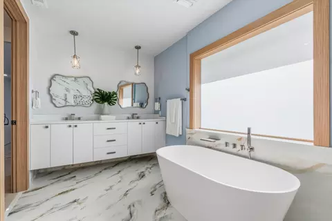 Bath - 17036 Bay St, Jupiter, FL 33477 photo 2 of 7