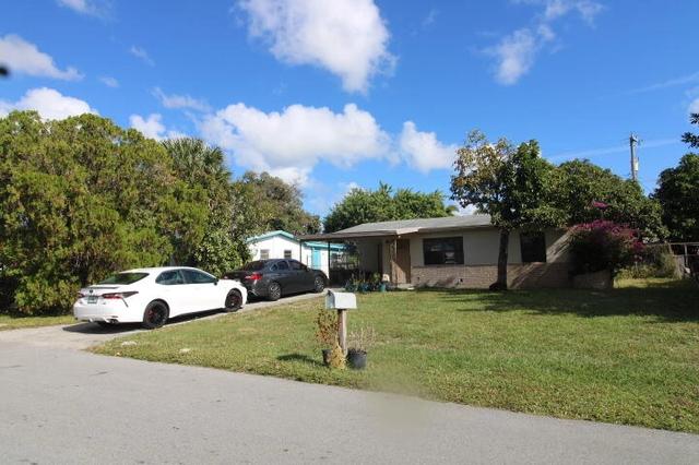 5702 Briarwood St, Mangonia Park, FL 33407