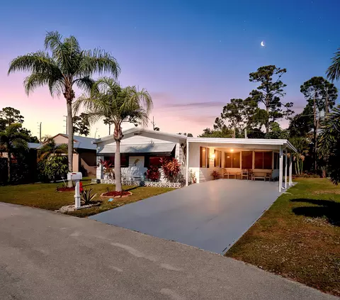 35 Flores Del Norte, Fort Pierce, FL 34951