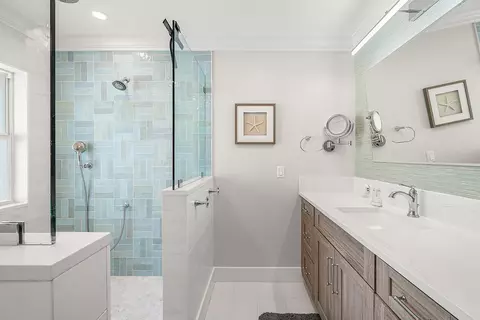 Bath - 906 Dolphin Dr, Jupiter, FL 33458 photo 4 of 6