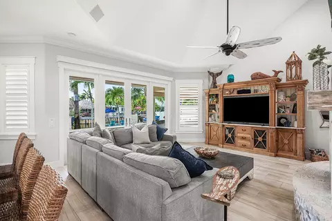 Living - 906 Dolphin Dr, Jupiter, FL 33458 photo 2 of 5