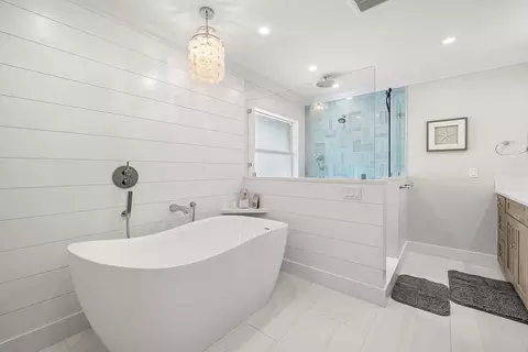 Bath - 906 Dolphin Dr, Jupiter, FL 33458 photo 3 of 6