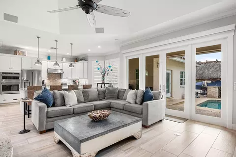 Living - 906 Dolphin Dr, Jupiter, FL 33458 photo 3 of 5