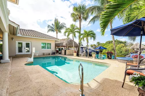 Exterior - 906 Dolphin Dr, Jupiter, FL 33458 photo 6 of 12