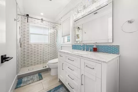 Bath - 906 Dolphin Dr, Jupiter, FL 33458 photo 5 of 6