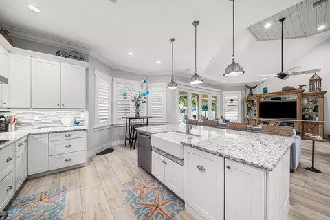 Kitchen - 906 Dolphin Dr, Jupiter, FL 33458 photo 6 of 7