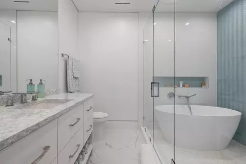 Bath - 3016 SE Dune Dr, Stuart, FL 34996 photo 6 of 9