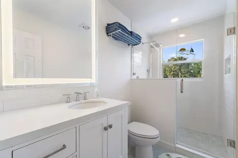 Bath - 17375 Thunder Rd, Jupiter, FL 33478 photo 2 of 9