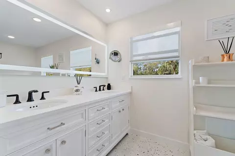 Bath - 17375 Thunder Rd, Jupiter, FL 33478 photo 4 of 9