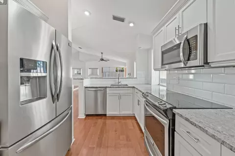 28 Governors Ct, Palm Beach Gardens, FL 33418