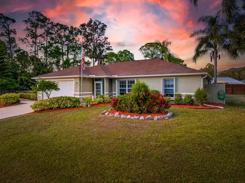 1585 Degamma St NW, Palm Bay, FL 32907