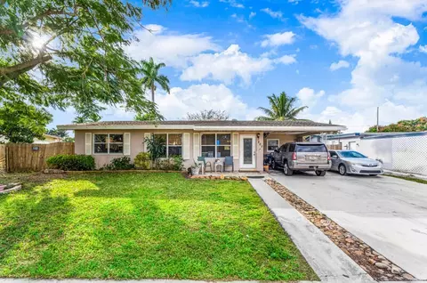 305 Henthorne Dr, Palm Springs, FL 33461