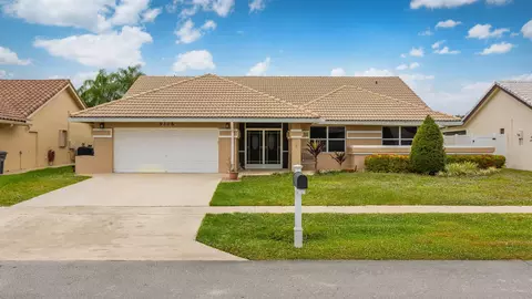 9208 Sun Pointe Dr, Boynton Beach, FL 33437