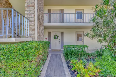 5560 Tamberlane Cir #127, Palm Beach Gardens, FL 33418