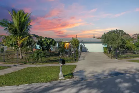 205 NE Ardsley Dr, Port Saint Lucie, FL 34983