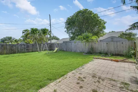 Exterior - 5929 SE Collins Ave, Stuart, FL 34997 photo 8 of 9