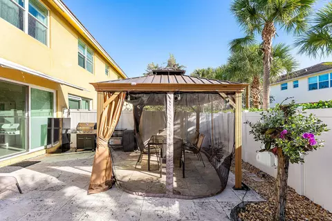 Exterior - 4330 Lago Dr, Lighthouse Point, FL 33064 photo 8 of 10