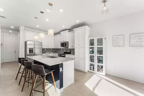 Kitchen - 4330 Lago Dr, Lighthouse Point, FL 33064 photo 1 of 6