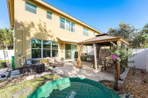 Exterior - 4330 Lago Dr, Lighthouse Point, FL 33064 photo 9 of 10