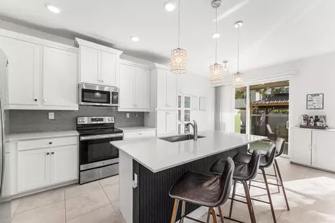 Kitchen - 4330 Lago Dr, Lighthouse Point, FL 33064 photo 3 of 6