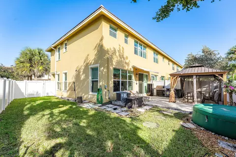 Exterior - 4330 Lago Dr, Lighthouse Point, FL 33064 photo 7 of 10