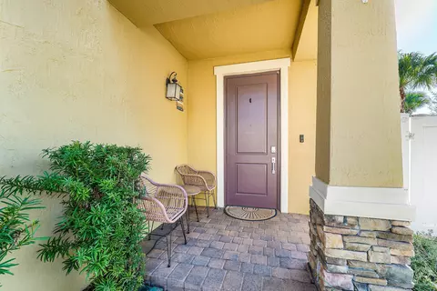 Exterior - 4330 Lago Dr, Lighthouse Point, FL 33064 photo 4 of 10