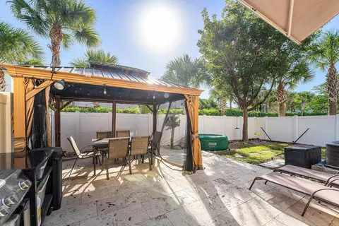 Exterior - 4330 Lago Dr, Lighthouse Point, FL 33064 photo 5 of 10