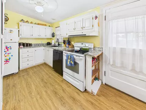 Kitchen - 102 NE 8th Ave, Okeechobee, FL 34972 photo 2 of 4