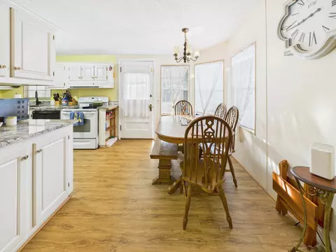 Dining - 102 NE 8th Ave, Okeechobee, FL 34972 photo 1 of 3