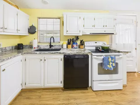 Kitchen - 102 NE 8th Ave, Okeechobee, FL 34972 photo 1 of 4
