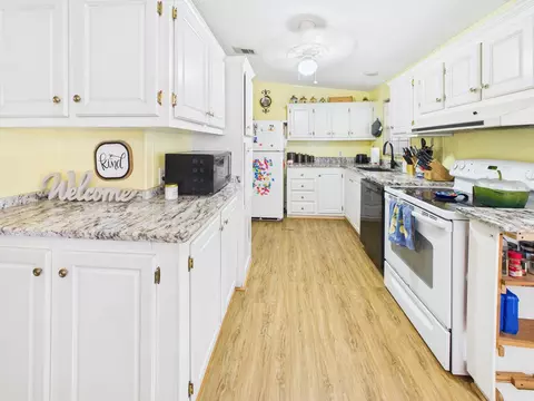 Kitchen - 102 NE 8th Ave, Okeechobee, FL 34972 photo 3 of 4